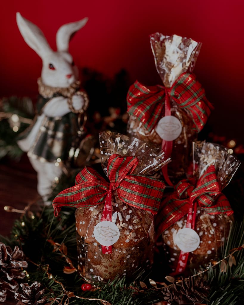 Fotografia di prodotti natalizi: set di mini panettoni artigianali
