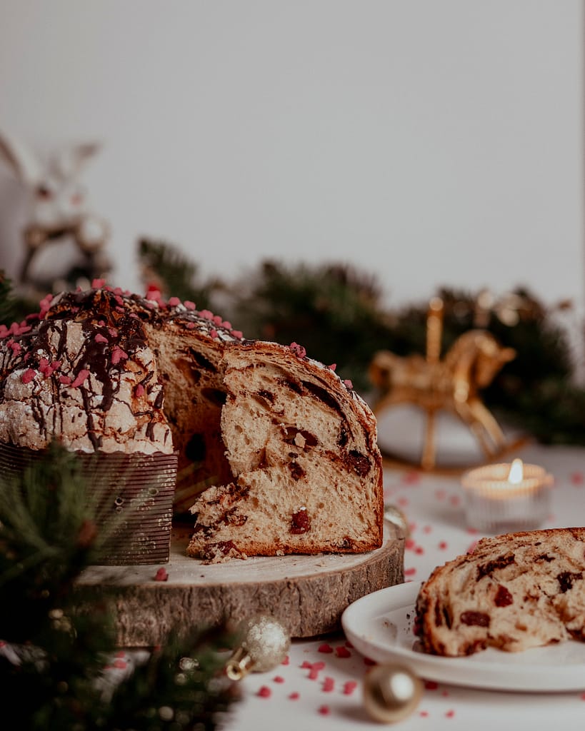Panettone artigianale al cioccolato fondente e fragoline di bosco